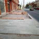 Около гостиницы «Московской» в Саратове перекладывают тротуарную плитку