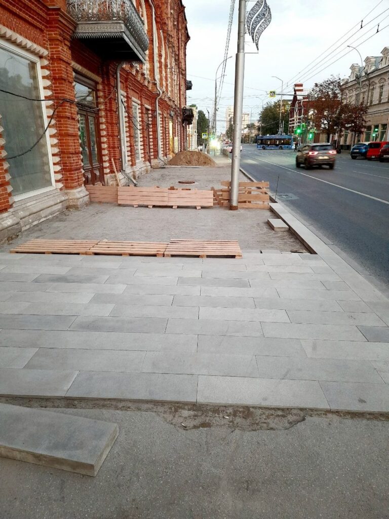 Около гостиницы «Московской» в Саратове перекладывают тротуарную плитку