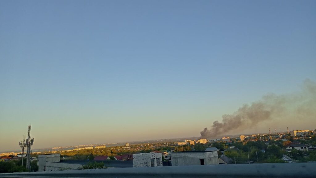 В Саратове у Нового Елшанского кладбища тушат возгорание сухой травы В Саратове у Нового Елшанского кладбища тушат возгорание сухой травы
