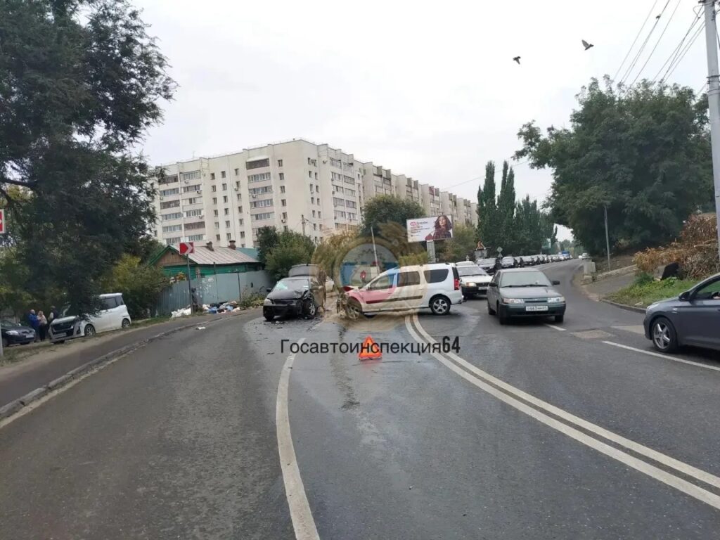 Водитель «Тойоты» пострадал в ДТП с «Ладой» в Саратове