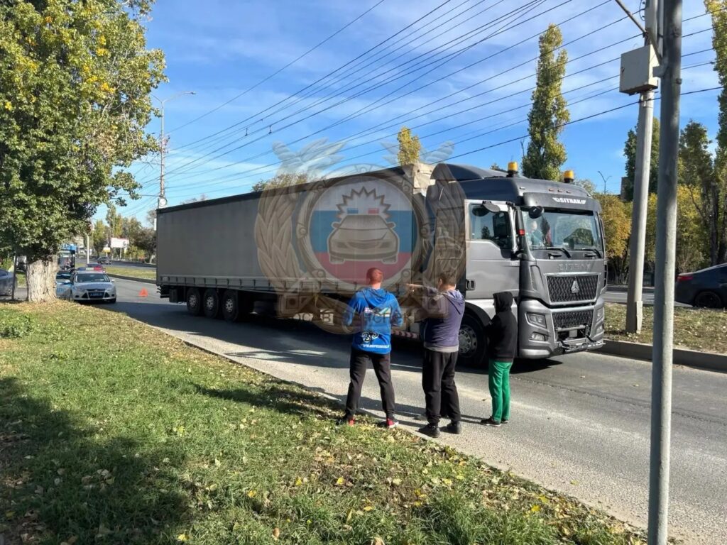 Грузовик сбил мужчину на проспекте Строителей в Саратове Грузовик сбил мужчину на проспекте Строителей в Саратове