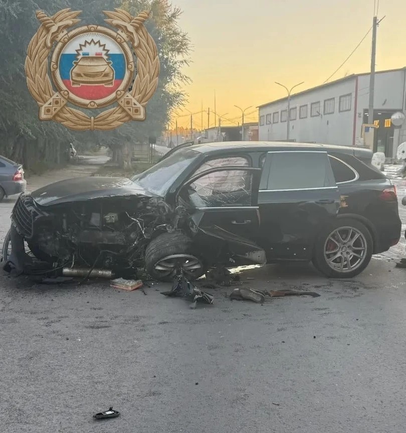 В Вольске Porsche въехал в бетонное ограждение: двое в больнице В Вольске Porsche въехал в бетонное ограждение: двое в больнице