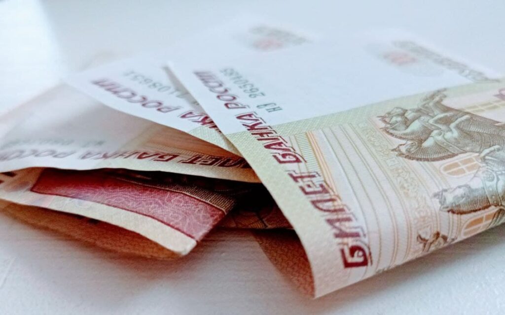 Саратовцам хватает зарплаты лишь на три потребительских набора
