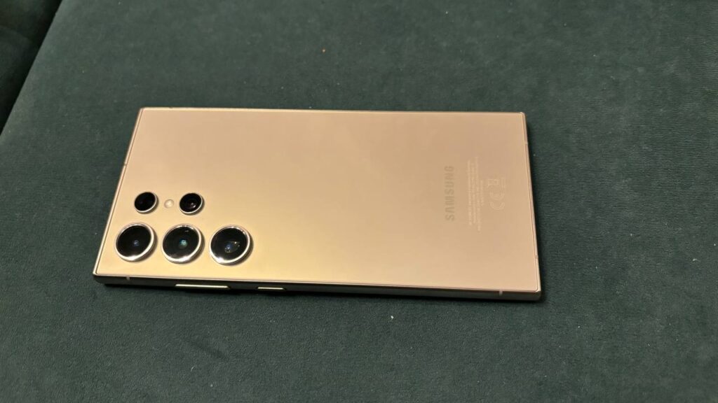 В Саратове продавца Samsung отправили в колонию за хищение смартфонов на 1,4 млн рублей