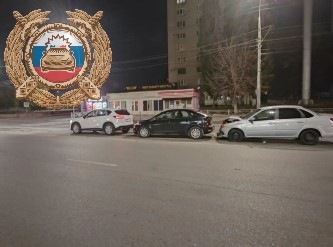 В Саратове на Чернышевского столкнулись три автомобиля, пострадала женщина